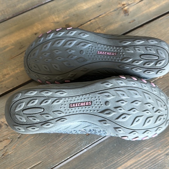 Skechers Bungee Gray Slip Ons - Picture 4 of 7